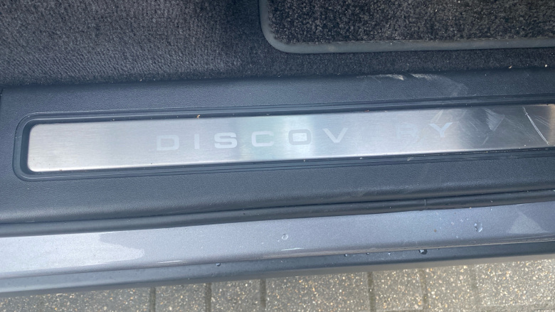 Land Rover Discovery 3.0 D300 Dynamic SE 5dr Auto Diesel Station Wagon